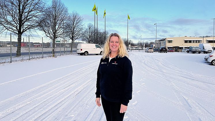 Petra Barclay, Bilprovningens chef för region Väst, på plats vid den blivande stationen i Göteborg-Bäckebol Foto: Bilprovningen