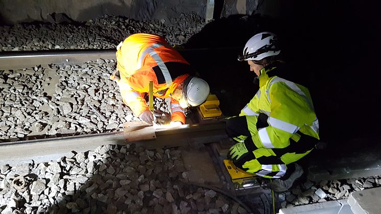Cautus Geo har montert avansert måleutstyr på en av svillene 200 meter inne i tunellen ved Myrdal stasjon på Bergensbanen. 