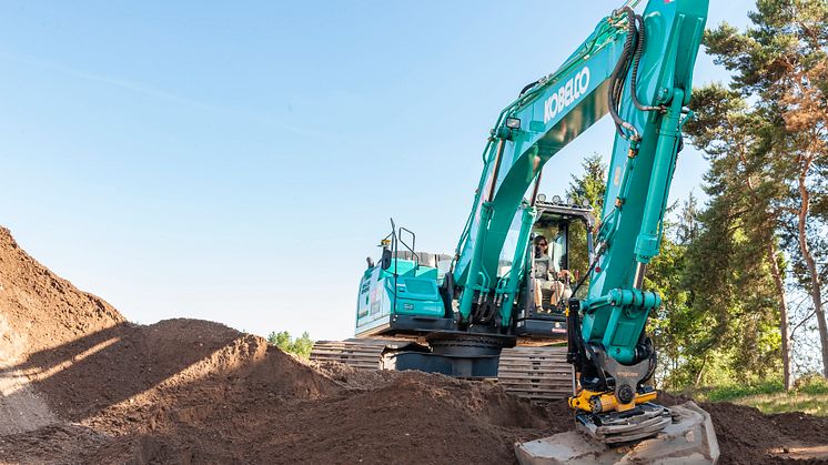 Kobelco gravemaskiner utrustes med Engcons tiltrotatorer og automatisk tiltfunksjon