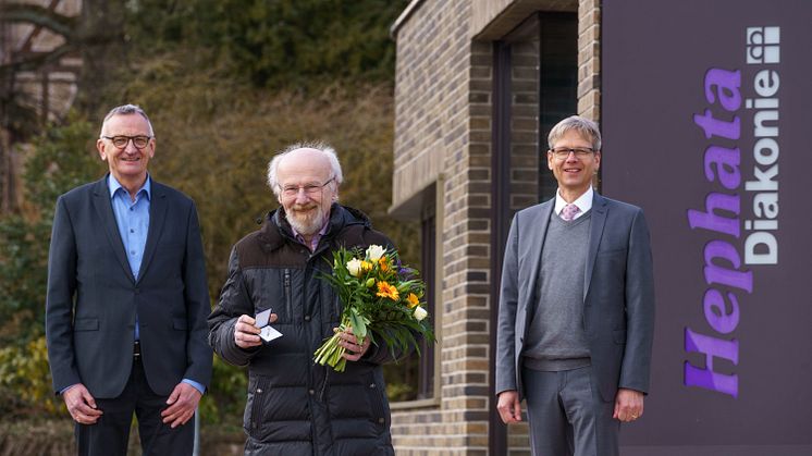 Zum Abschied in den Ruhestand mit dem Goldenen Kronenkreuz der Diakonie ausgezeichnet: Hephata-Vorstand Klaus Dieter Horchem mit dem Aufsichtsratsvorsitzenden Eberhard Lindig (links) und Dr. Harald Clausen, Vorstand der Diakonie Hessen.