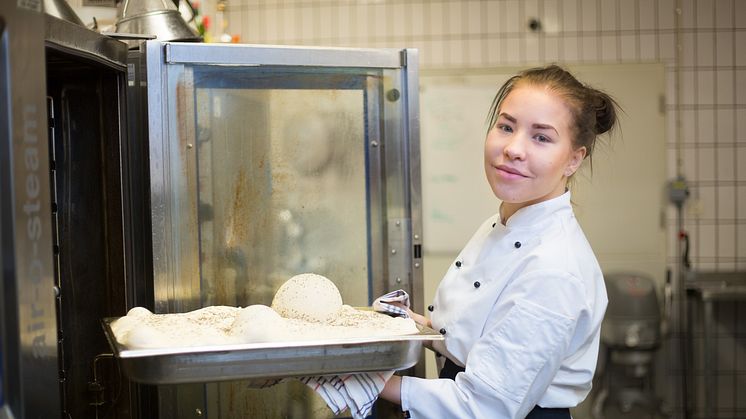 Linn Lönnebrink, årskurs 1 på Lärlingsutbildningens Restaurang- och livsmedelsprogram inriktning kök och servering. 