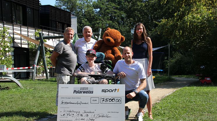 Lutz Barchfeld, Jörg Matheis (Vorstansmitglied des Kinderhospiz Bärenherz Leipzig. e.V.), Ulrike Herkner, Geschäftsführerin des Vereins mit Philipp Barchfeld und RB-Torwart Peter Gulasci