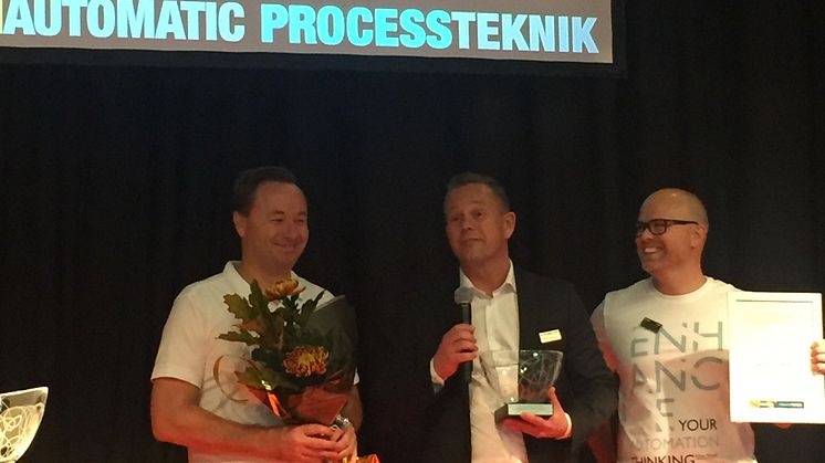 Erik Johansson (marknads och försäljningschef) Stefan Nordenfors (VD) och Mattias Hessel (säljare och presentatör under mässan) tar emot ett av Scanautomatic priserna.