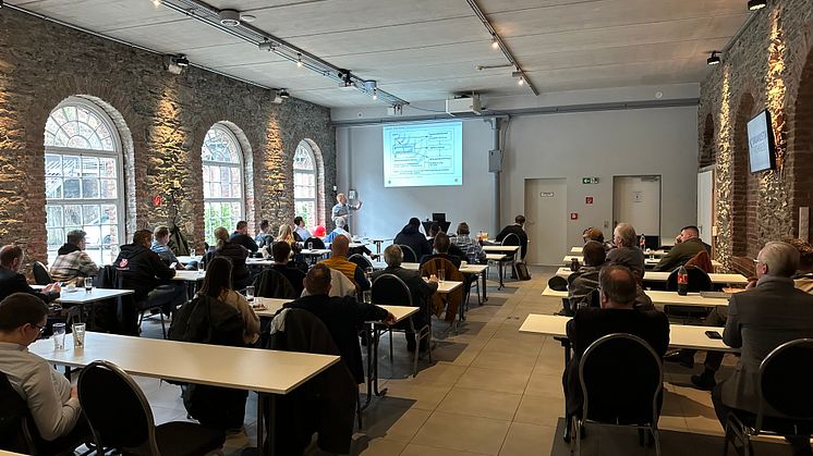 Lösungsorientierte Vorträge von Fachexperten, wie hier bei der Praxisschulungsreihe vom BAUAKUSTIK-FACHKREIS im März 2023, stehen auch bei den anstehenden Praxistagen der Fachgruppe Trockenbau auf dem Programm