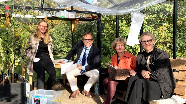 Johanna Gunnarsson, Niklas Wikström, Birgitta Vuorinen och Pernilla Lörner samlade i förskolan Dirigentens fina växthus.