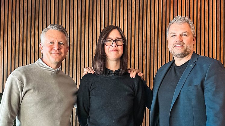 Henric Lööv, VD E-com tillsammans med Therese Jacobssson, COO, Tell och Per Gabrielsson, VD Tell Sverige AB 