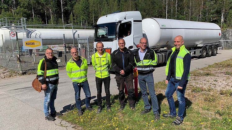 Första leveransen av biogasol till pappersbruket i Skåpafors. Rexcell Tissue & Airlaid ABs ledningsgrupp.