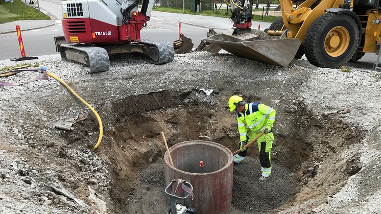 Förarbete inför installationen av konstverket och industriminnet TURBIN pågår i södra rondellen. Foto: Linde energi