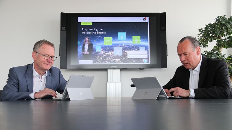 (from left to right) CTO Roland Bent and CEO Frank Stührenberg also answered customer questions in a live chat