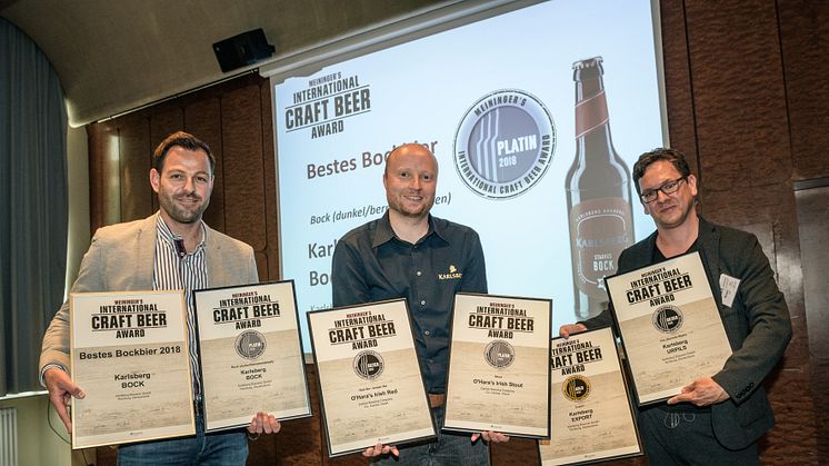 Marketingleiter Markus Broßette (von links nach rechts) und Betriebsleiter Darko Zimmer freuen sich über die Auszeichnung der Karlsberg-Biere. Benjamin Brouer (rechts) vom Meininger Verlag überreichte die Urkunden. Foto: adlumina / Ralf Ziegler