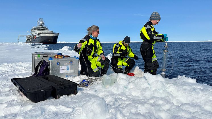 From left to right: Eva Leu (Akvaplan-niva), Oda Siebke Løge (NILU) and Megan Lenss (Polar Institute). (Photo: Ann Kristin Balto/Norwegian Polar Institute)