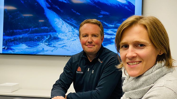 CTO Lars Krangnes og prosjektleder Ragnhild Lie. Bildet bak viser raset i Lom 25. februar 2020.