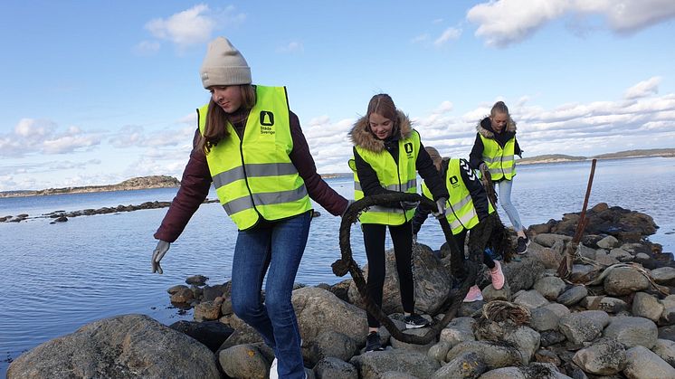 Åsa IF F06 städade Gårda Brygga i Kungsbacka kommun i oktober, inom miljöprojektet Klara, färdiga, städa!