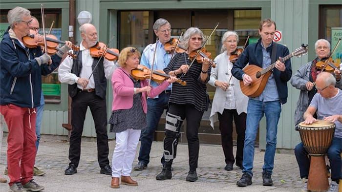 Massa-Folk-Musik i Lindesberg. 
