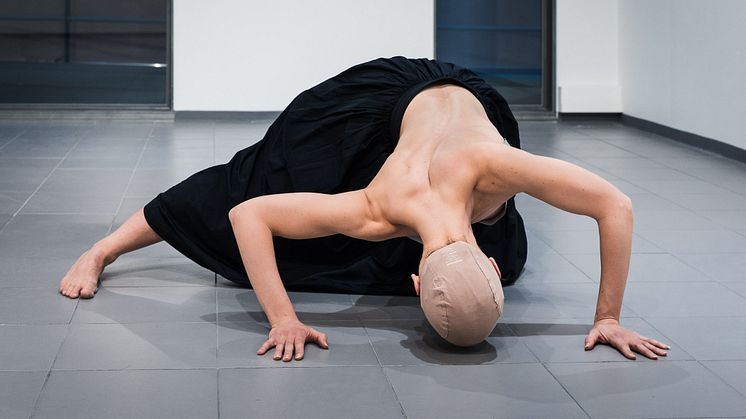 Figure Humaine. Kuvassa tanssija Elina Valtonen.