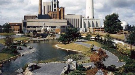 Foto 2_ In den 1980ern wird der Bau eines steinkohlebefeuerten Heizkraftwerkes beschlossen. In dieser Zeit entstand auch der in ganz Braunschweig sichtbare “Lange Heinrich”. (Foto von 1985).JPG