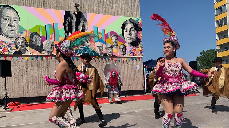 Boliviansk folkdansgrupp uppträder på invigningen av Seniorernas konst