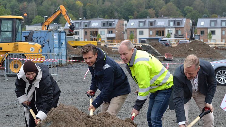 Fr v Zehra Citak, köpare, Hampus Magnusson, kommunalråd, Magnus Attemalm, vd Betonmast och Anders Johansson, bitr marknadsområdeschef Riksbyggen.