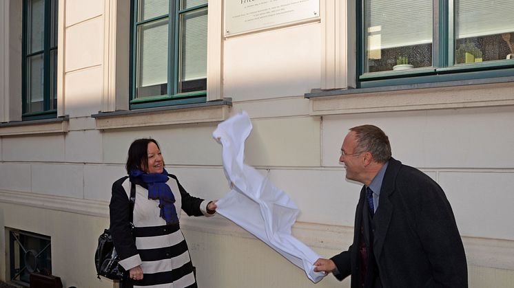 Susanne Kucharski-Huniat und Dr. Ralf Eichberg enthüllen die Tafel zum Gedenken an Friedrich Nietzsche