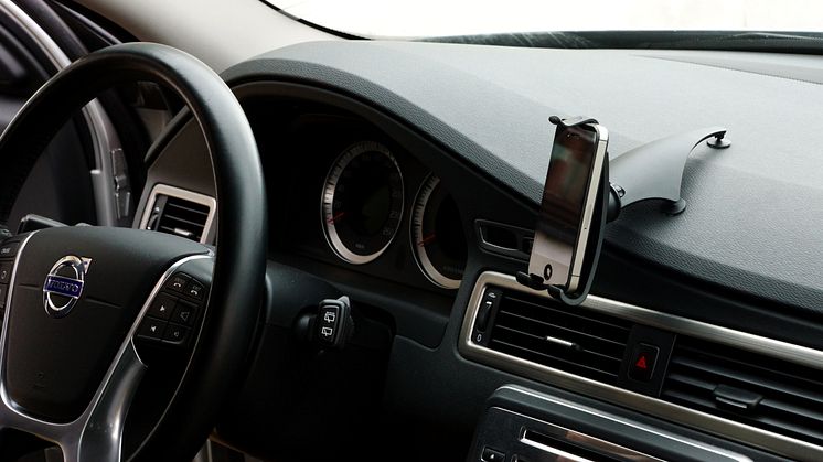 Möt det nya skärpta lagkravet för användning av mobiler i bil