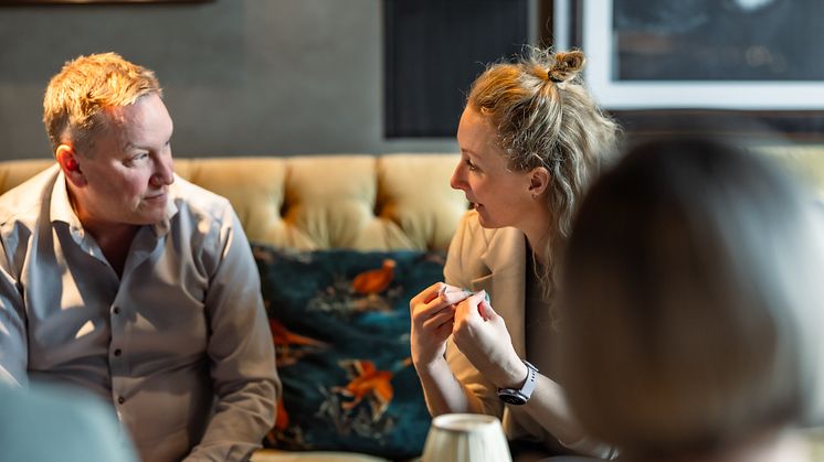 Affärsledare i diskussion