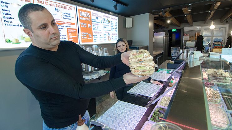 Helsingborgarna har sakta men säkert tagit bageln till sig. ”Jag har känslan att för att få en ny rätt att fungera i Helsingborg så måste man gå in till 100 procent.”, säger Heitem Al-Ghazali. Bild: David Lundin