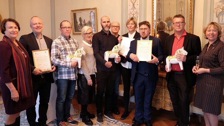 Regionråd Birgitta Sacrédeus, Erik Hedlund och Tomas Nordström från Hedlunds Timber AB, stiftskonsulent Eva Dellemyr, Matthias Eljos, Stig Wiberg och Karin Jugas från Dala Cement AB, kyrkoherde Simon Johansson och Joacim Hellqvist från Ludvika försam