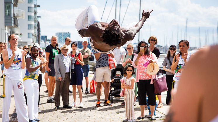 Capoeira - brasiliansk kampsport med inslag av dans, musik och akrobatik.