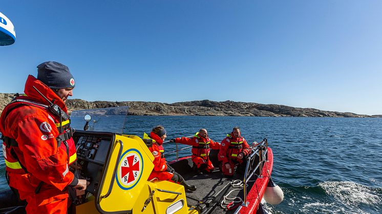 Sjöräddningssällskapets frivilliga lägger oräkneligt antal timmar på att utbilda sig, öva, underhålla båtarna och rycka ut på uppdrag. Mer än hälften av dem lämnade jobbet för ett sjöräddningslarm under 2017, visar en undersökning.