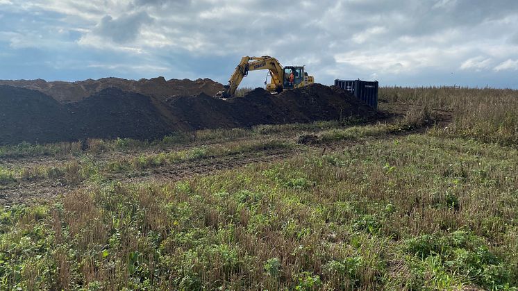 Foto: Gravemaskiner er gået i gang med forberedelserne til vejanlæggelse ved motorvejen i Støvring