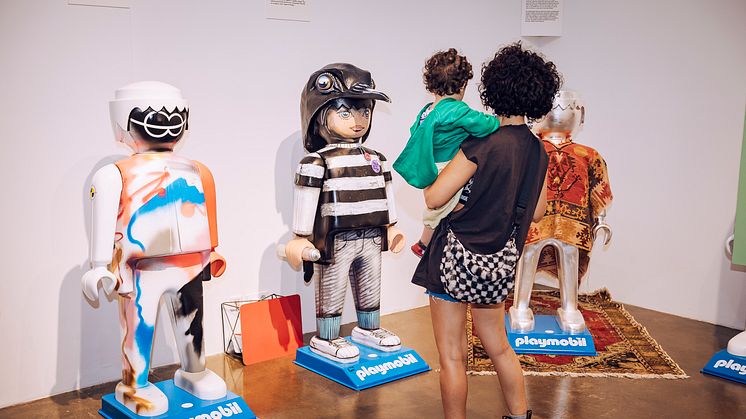 Einzigartige Playmobil-Kunstwerke  werden versteigert / Auktionsstart für Playmobil-Großfiguren zugunsten von Save the Children e.V. 