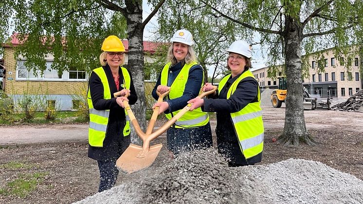 Bygget är officiellt igång och första spadtaget togs av nya förskolans rektor Annica Åsemark, teknik- och fastighetsnämndens ordförande Monika Bubholz (MP) och barn- och ungdomsnämndens ordförande Lina Larhult (S).