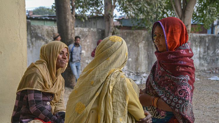 När Shahida Banu, till vänster i bild, ställde upp i byrådsvalet sin by i Rajastan i Indien, utsätts hon för ett starkt tryck att avstå – särskilt från männen. Foto Surbhi Mahajan, The Hunger Project India