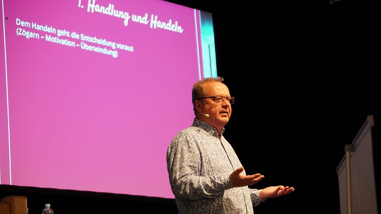 Regisseur und Drehbuchautor Prof. Jens Becker, Dozent an der Filmuniversität Babelsberg KONRAD WOLF, teilt sein Expertenwissen mit jungen Filmfans aus Finsterwalde. (Bild: Filmuniversität Babelsberg KONRAD WOLF)