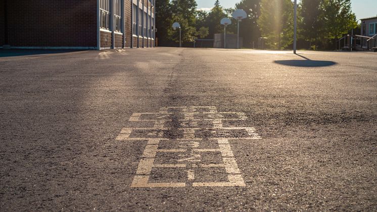 Gör inte om 1990-talets nedskärningar på skolan, politiker