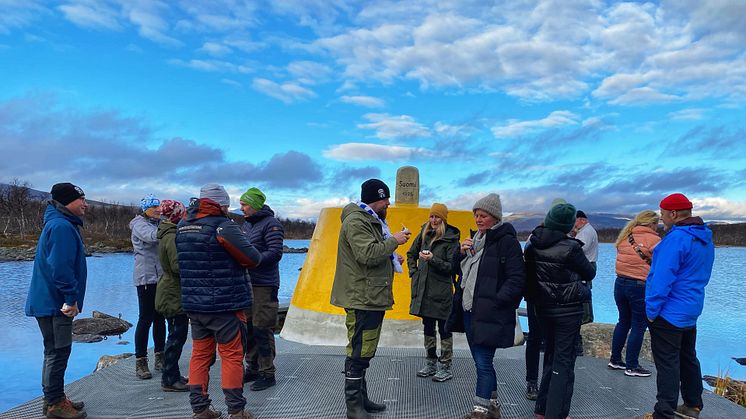 Gränsregionallt forum 2022 anordnades i slutet av september i Kilpisjärvi, här besöker deltagarna Treriksröset.