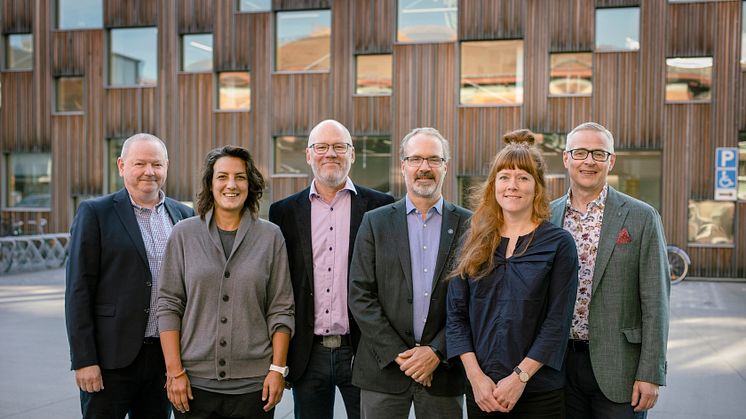 New leadership at Umeå School of Architecture, with vice chancellor and dean. From left Hans Adolfsson, vice chancellor, Amalia Katapodis, Mikael Henningsson, Michael Gruber, Sara Thor, and Mikael Elofsson, dean. Photo: Mattias Pettersson