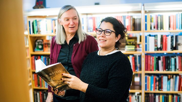 Tisdagar på Stadsbiblioteket mellan kl 10-11 kan du få hjälp med till exempel din mobiltelefon eller surfplatta när Teknikakuten drar igång igen. FOTO: Ängelholms kommun 