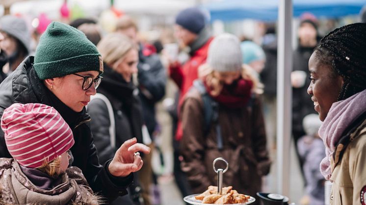 Nye Tøyen Torg åpnet med taler, julemarked og julegrantenning