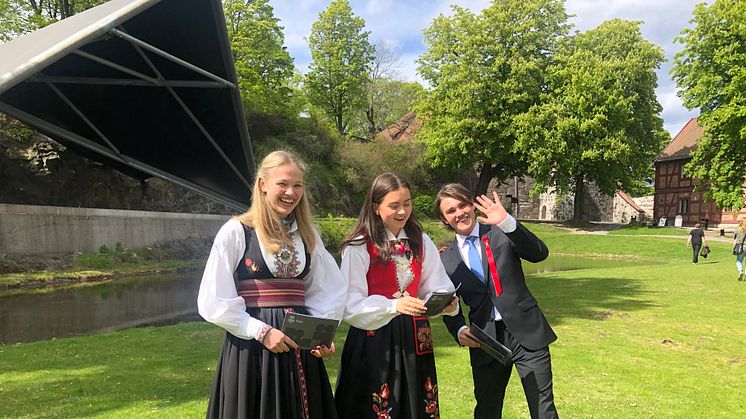Elever fra Hartvig nissen videregående skole gjør seg klar til søndagens festkonsert i Oslo. Fra venstre Ingrid Schøyen, Linde Myklebust Hodne og Magnus Bjerke Hofgaard. Foto: Kulturetaten