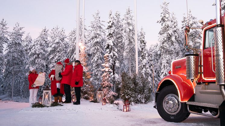 Coca-Cola Joulurekka kohtasi Joulupukin Napapiirillä 