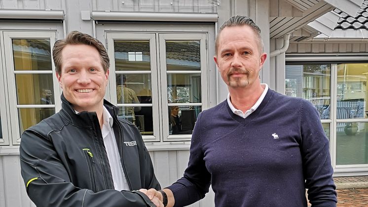 Supply Chain Manager Tommy Karlsen fra DESS Aqua og segmentdirektør Jan Eric Haagensen fra TESS signerte avtalen.
