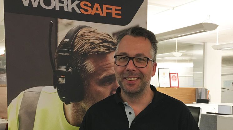 Martin Lindén, Category Manager PPE på Procurator visar upp Worksafe Cheetah Small.