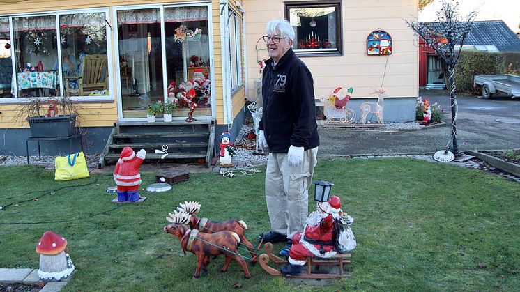 Stig Carlsson och hans fru Gun, som bor utanför Södra Sandby i Skåne, fyller sin trädgård med julbelysning.
