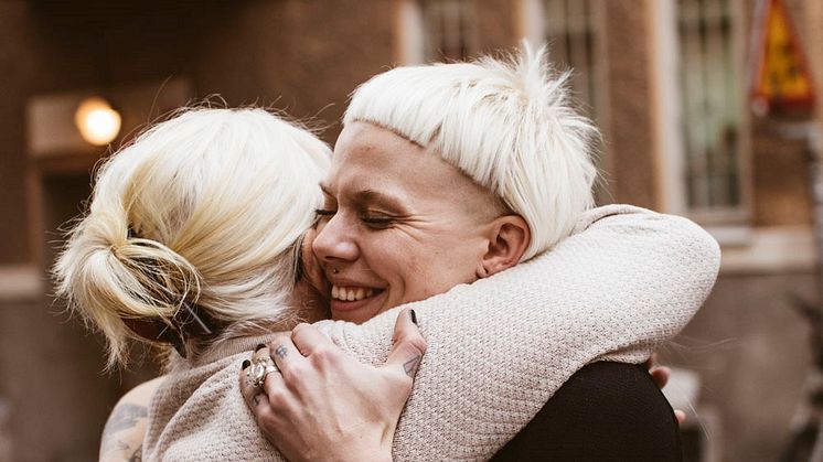 83 % av alla svenskar skulle behöva en kram