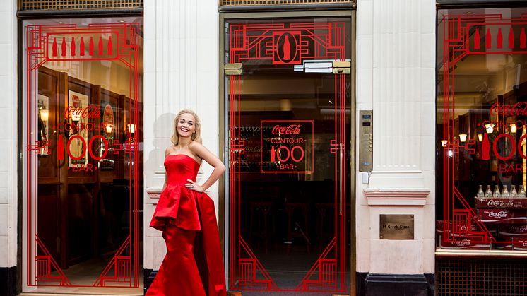 Rita Ora avasi Coca-Cola-pullon 100-vuotisjuhlabaarin Lontoossa. 