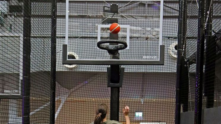 Für Basketball Fans gibt es im JUMP House Leipzig den SlamJUMP mit Körben in drei verschiedenen Höhen