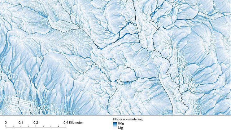 Med hjälp av den nationella höjdmodellen kan man räkna ut åt vilket håll ytligt grundvatten rinner. De blå linjerna visar hur grundvattnet samlas i dalgångar och blir mörkare linjer. Vattnets väg kan följas från små rännilar ända ut till Östersjön.