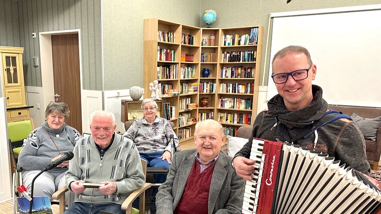 Freuen sich, dass die Musikstunde mit den drei ehrenamtlichen Musikanten wieder stattfindet: Elisabeth Schönfeld, Gisela Simon und Albert Schmelz, Manfred Mohr und Bernd Brandeburg.