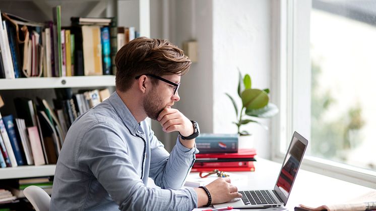 Flere åpner tidligere og betaler raskere når de får digitale fakturaer. FOTO: Posten Norge